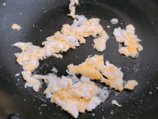 酱油蛋炒饭,两面翻炒并打散。
