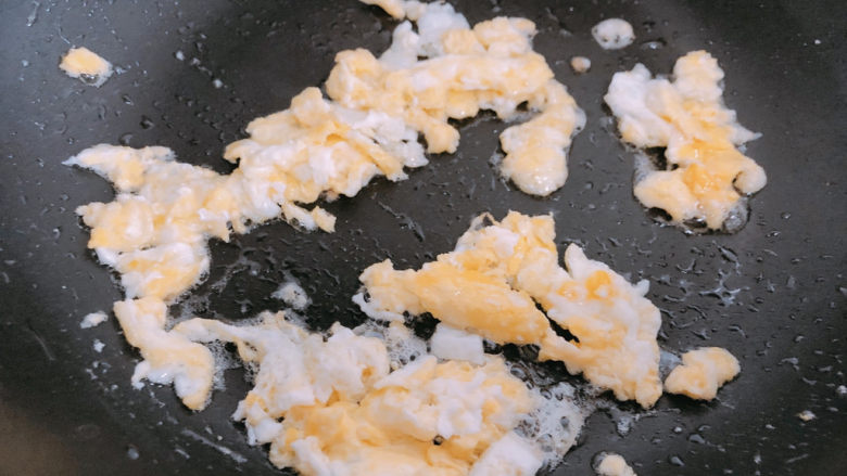 酱油蛋炒饭,两面翻炒并打散。