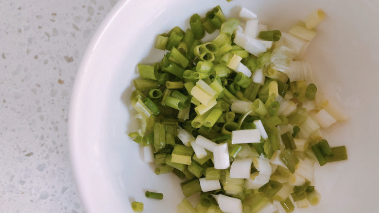 小葱拌豆腐,把葱切成小段。