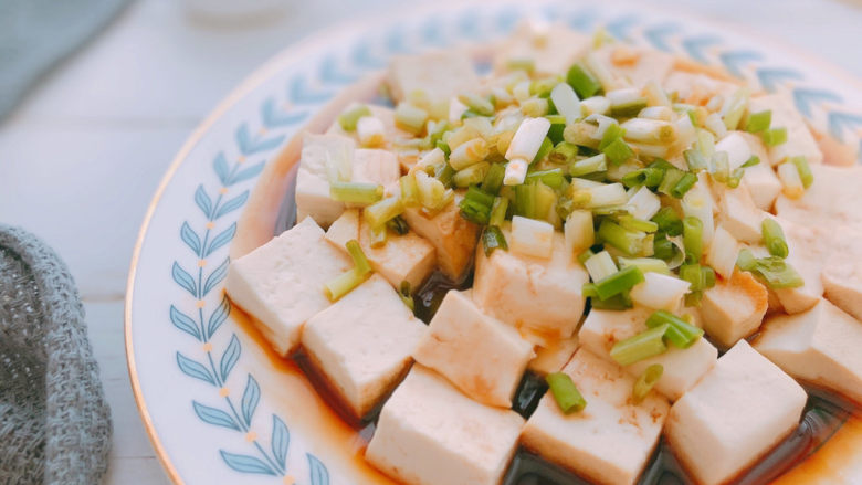小葱拌豆腐,搅拌均匀之后就可以开吃了。