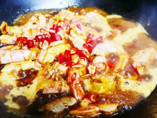 红烧虾尾,大火煮开后加入小米椒，盐和鸡精