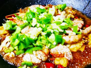 红烧虾尾,加入腌制的青椒