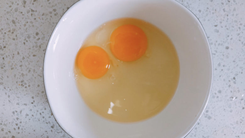 豆腐鸡蛋羹,碗中打入两个<a style='color:red;display:inline-block;' href='/shicai/ 9'>鸡蛋</a>。