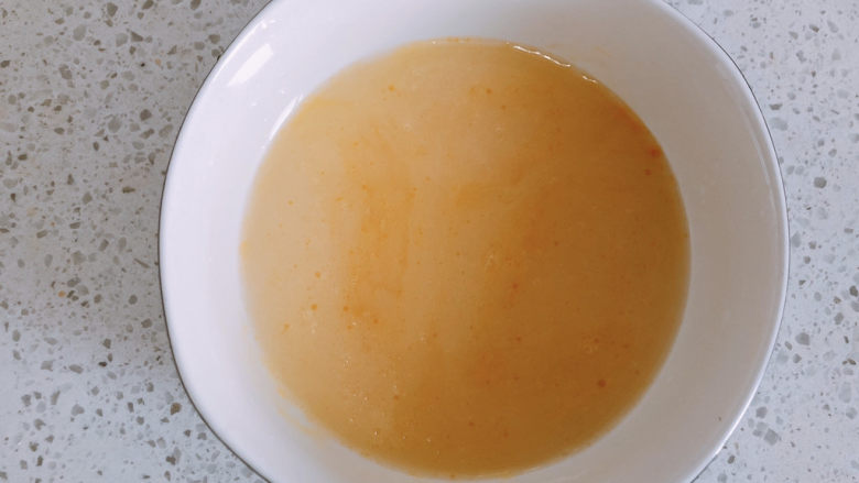 豆腐鸡蛋羹,加入适量的清水继续搅拌。