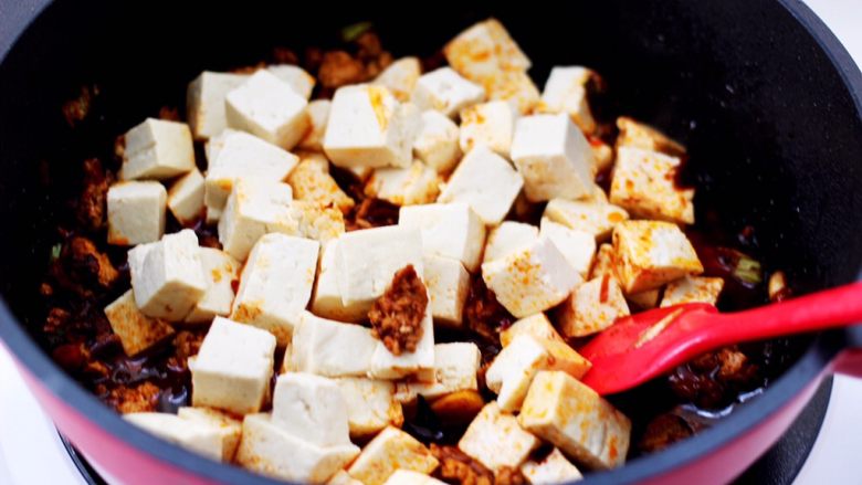 经典巨好吃的麻婆豆腐,加入焯水后的豆腐。