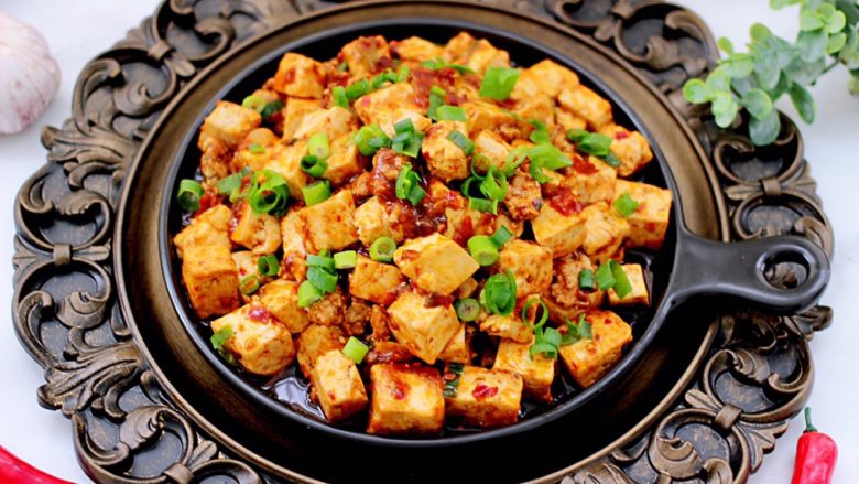 经典巨好吃的麻婆豆腐,辣可口的麻婆豆腐就做好了、盛入盘中就可以享用了。