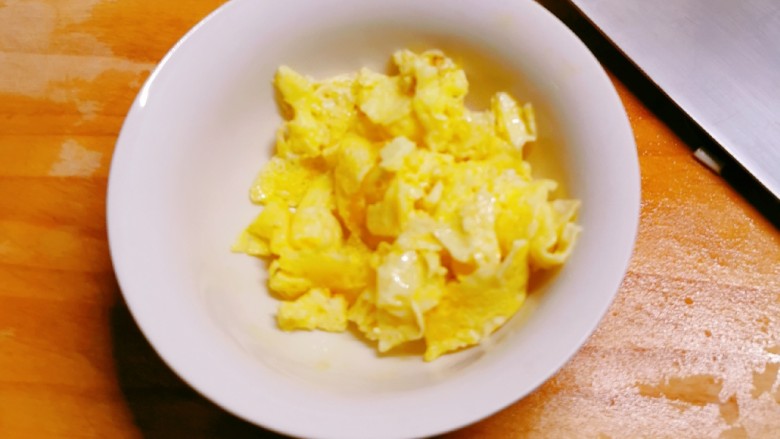 酱油蛋炒饭,起油锅，放入1汤匙食用油，油热后放入鸡蛋液炒成小块，出锅备用。