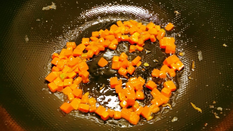酱油蛋炒饭,再起油锅，放入1汤匙食用油，油热后放入胡萝卜丁翻炒。