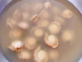 扇贝炒鸡蛋,扇贝的肉肉取出放在原汁原味的汤汁中清洗干净沥干水份