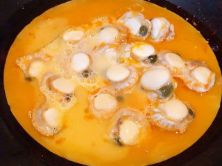 扇贝炒鸡蛋,锅中倒入底油加热再倒入蛋液和扇贝肉肉