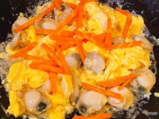 扇贝炒鸡蛋,鸡丁炒至微微定型后放入胡萝卜一起翻炒