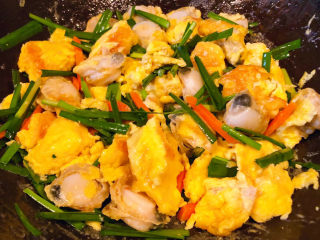 扇贝炒鸡蛋,最后放入盐和味精调味均匀即可出锅享用