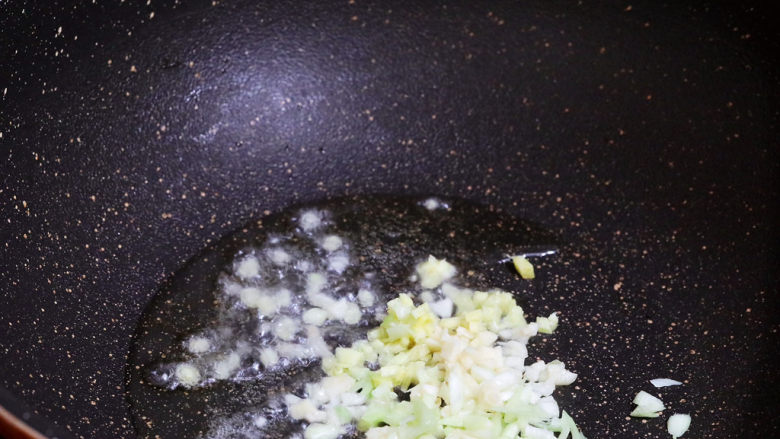 爆炒章鱼,锅中倒入适量的食用油烧热，放入葱姜蒜爆香