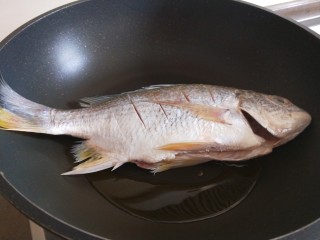 香辣小黄鱼,小黄花鱼一条两面挂几刀先煎制。