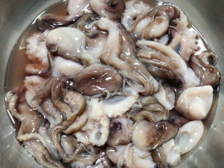 红烧章鱼,鲜活的章鱼准备做一道非常好吃的美味，先将章鱼的内脏取出，将章鱼中间的小嘴牙挤出来，清洗干净的章鱼沥干水份备用