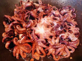红烧章鱼,炖至汤汁快收干时放入盐和味精调味均匀即可出锅享用