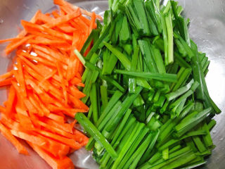 爆炒章鱼,韭菜和胡萝卜切成大小均匀的小段