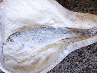 香辣小黄鱼,黄鱼均匀的裹上一层薄薄的面粉