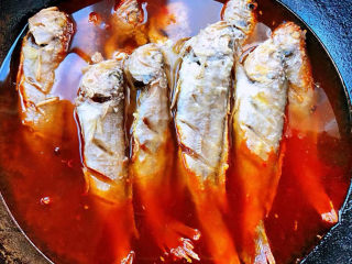 香辣小黄鱼,添加适量清水再放入炸好的黄鱼大火炖起来