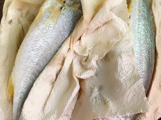 香辣小黄鱼,冲洗干净的小黄鱼用厨房纸巾拭干水分
