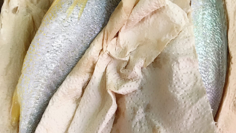香辣小黄鱼,冲洗干净的小黄鱼用厨房纸巾拭干水分