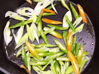 香辣小黄鱼,将就锅中的油炒辣椒和大葱