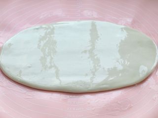 臊子面,然后擀成厚度不足1厘米的面片，两面涂抹一层食用油，覆盖保鲜膜静置一个小时左右。