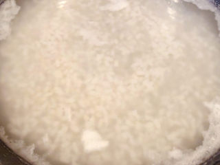 干贝海鲜粥,大米煮至七成熟改中火煮