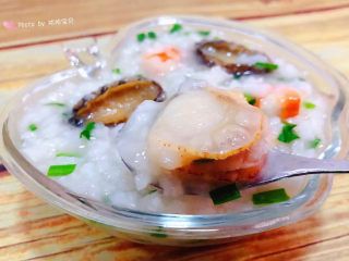 干贝海鲜粥,干贝混搭着米粥入口微微有点甜好吃😋就是硬道理