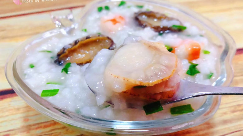 干贝海鲜粥,干贝混搭着米粥入口微微有点甜好吃😋就是硬道理