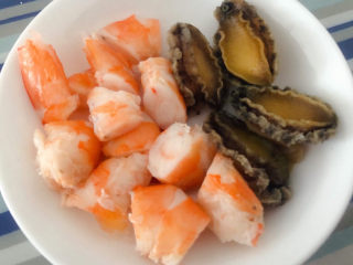 干贝海鲜粥,海鲜切成大小的小段鲍鱼去壳取出肉肉