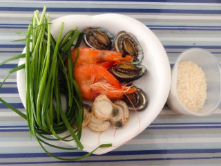 干贝海鲜粥,准备原材料鲍鱼、海虾、干贝先煮成七分熟、大米、韭菜