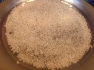 干贝海鲜粥,大米放入锅中淘洗干净添加适量清水大火煮起来