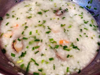 干贝海鲜粥,最后放入盐和味精调味均匀即可出锅享用