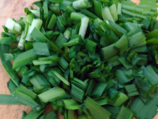 干贝海鲜粥,韭菜切一厘米宽的粒状