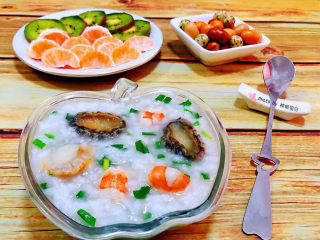 干贝海鲜粥,搭配水果和小吃一起吃味道棒极了