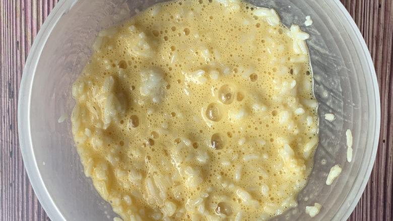 青菜炒饭,用鸡蛋液将米饭包住，一会儿炒出来的米饭会略微金黄。