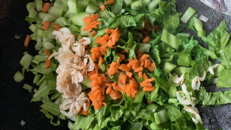 青菜炒饭,芥菜变软之后，加洗净的虾皮和萝卜丁。