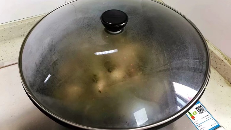 酸豆角炒肉末,盖上锅盖，转小火焖煮3.4分钟