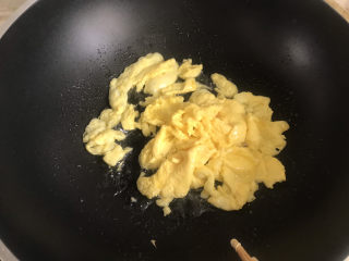 西兰花炒鸡蛋,起锅热油，下鸡蛋液炒散，盛出备用