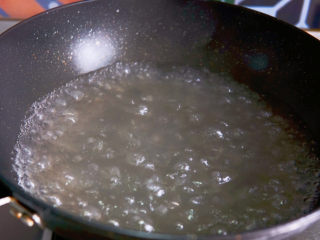 豆芽炒粉条,锅中水再次沸腾关火。