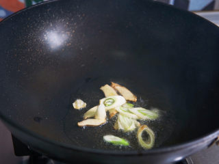 豆芽炒粉条,再放葱花，翻炒两下，以免炸糊。
