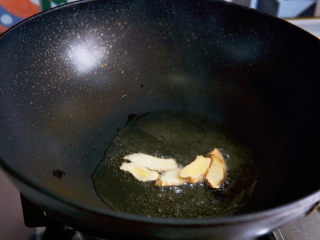 豆芽炒粉条,油热后先下姜片，炸至微黄，出香味。