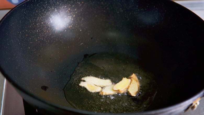 豆芽炒粉条,油热后先下姜片，炸至微黄，出香味。