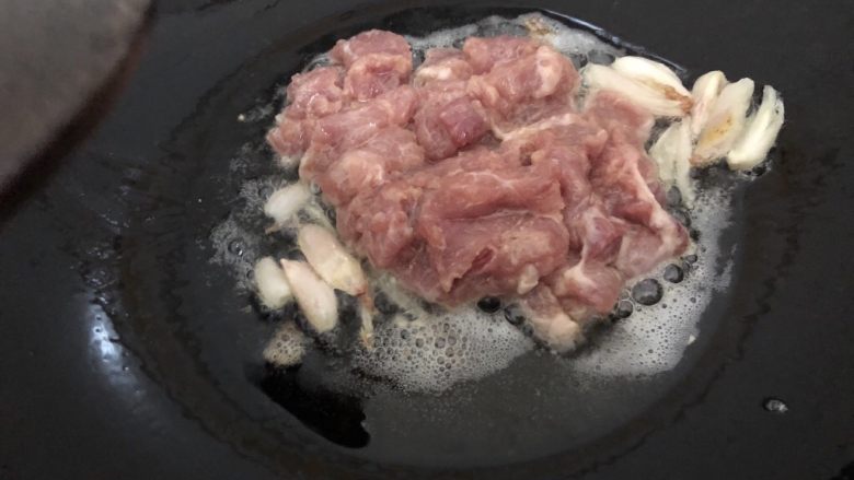 茭白木耳炒肉,加入肉片，翻炒一分钟