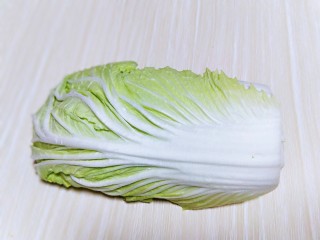 自制泡菜,一颗大白菜，去掉外面一层，再去根，洗干净。