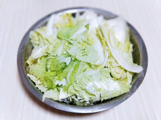 自制泡菜,放在器具中，放一层白菜，撒一层盐，封上保鲜膜腌制12小时。