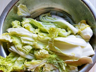 自制泡菜,腌制好的大白菜会有很多水份。一定要把水份挤干净，避免太咸。