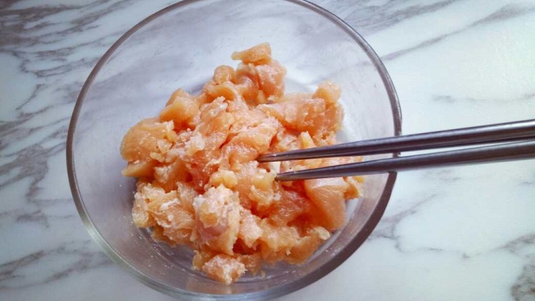 咖喱鸡肉焗饭,用筷子搅拌均匀，盖上盖子腌制15分钟。
