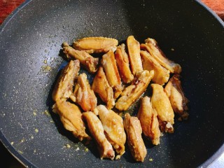 蒜香鸡翅,热油，鸡翅抹去蒜末下锅煎